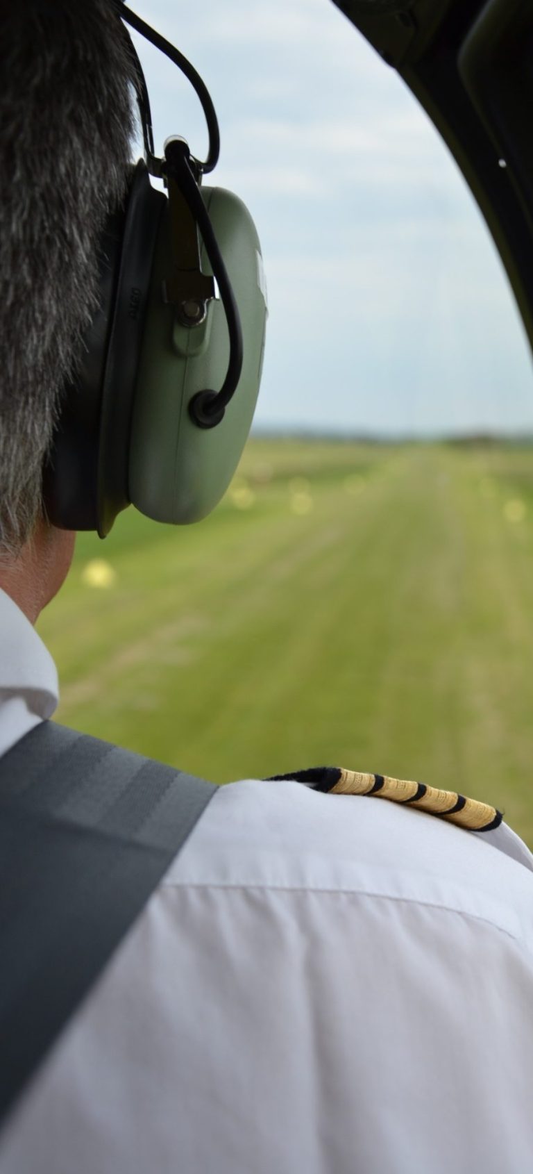 Pilote vue de dos dans un hélicoptère en vol