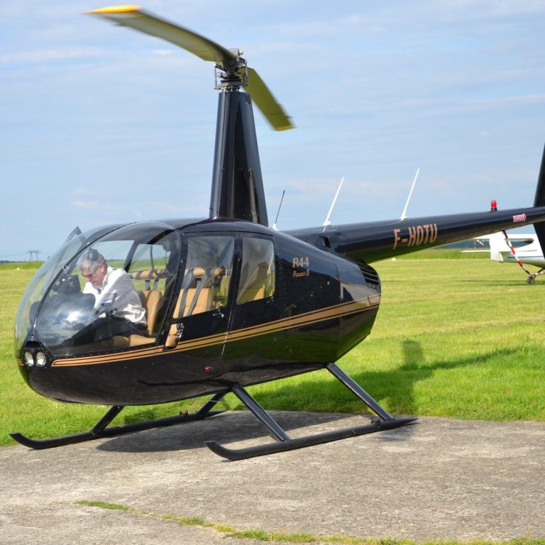 Hélicoptère Robinson R44 au sol 