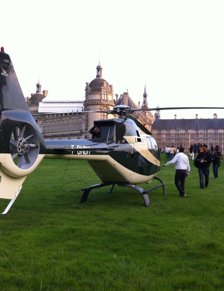 Photo d'un EC120 au sol devant le château de chantilly